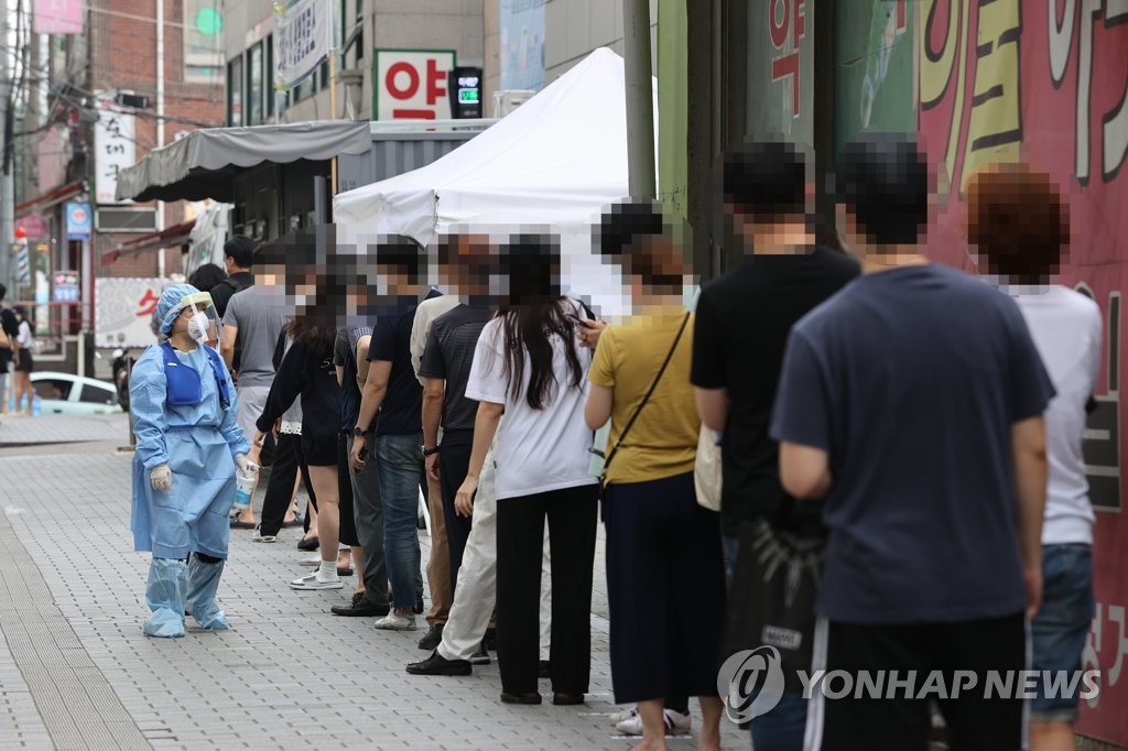 Citizens wait in line to receive COVID-19 tests at a makeshift virus screening clinic in Seoul on Aug. 20, 2020. (Yonhap)