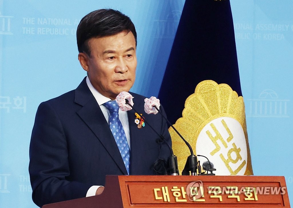 김원웅, 해임투표 앞두고 사퇴…"사람 볼줄 몰랐어" 의혹은 부인