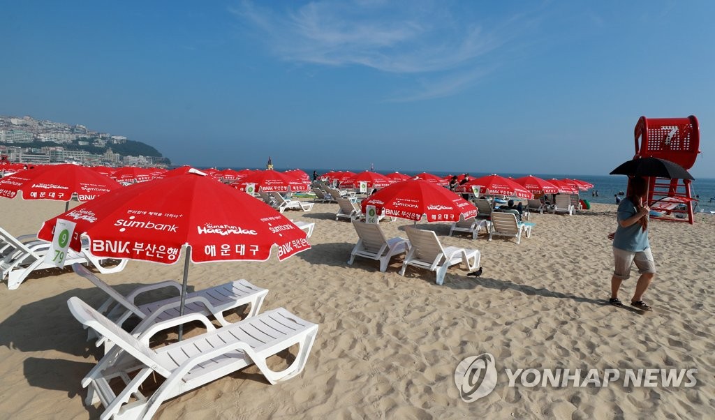 This photo, taken Aug. 20, 2020, shows Haeundae Beach in South Korea's southeastern port city of Busan. The city government announced it will close the beach earlier than scheduled over a flare-up in virus cases. (Yonhap)