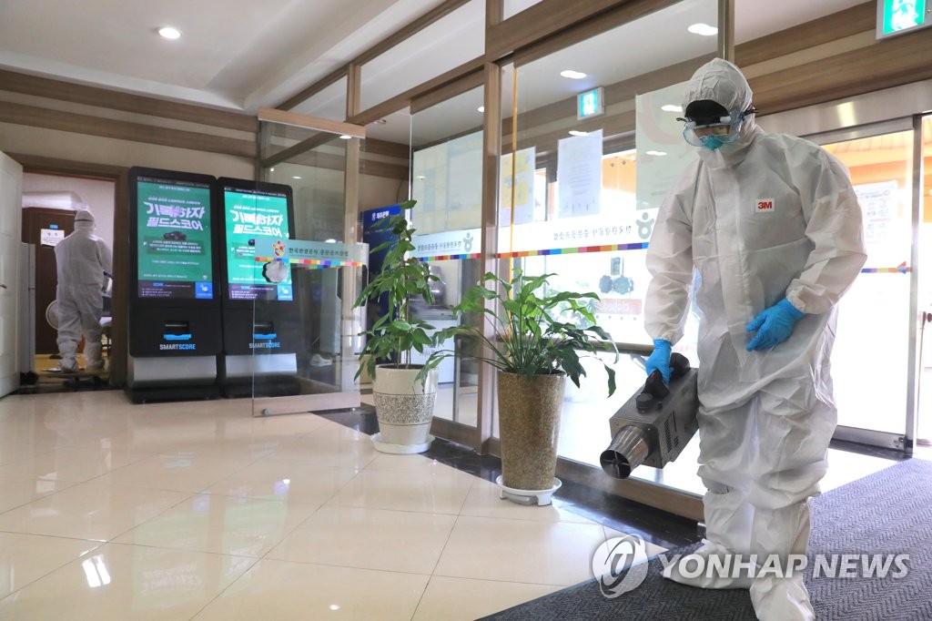 Quarantine officials disinfect a golf club resort on South Korea's southern island of Jeju on Aug. 21, 2020. (Yonhap)