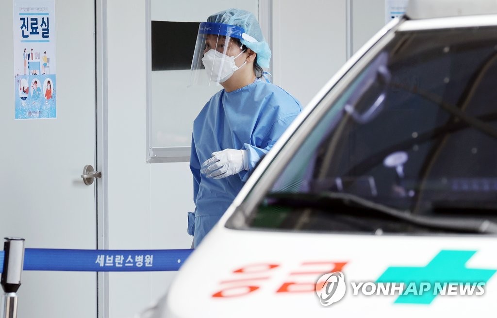A medical staff member works at Severance Hospital in western Seoul on Aug. 24, 2020. (Yonhap)