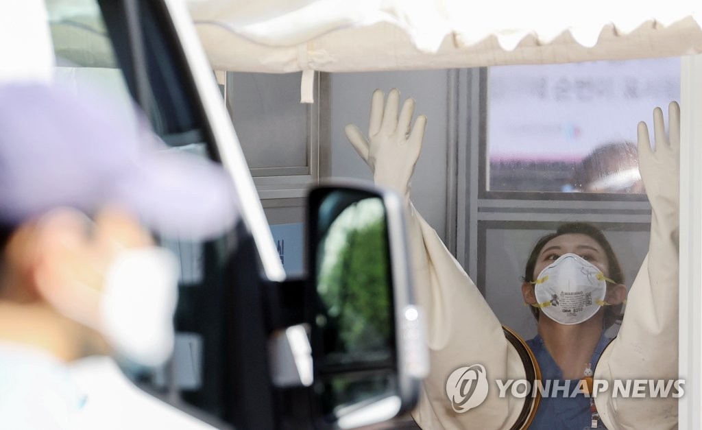 A medical worker prepares to carry out new coronavirus tests at a clinic in central Seoul on Aug. 25, 2020. (Yonhap)