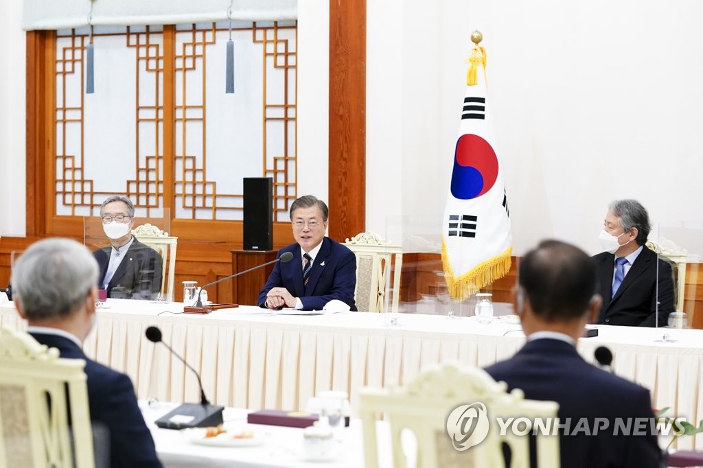Le président Moon Jae-in (au centre) prend la parole lors d'une réunion avec un groupe de dirigeants de la communauté protestante sud-coréenne à Cheong Wa Dae à Séoul, le 27 août 2020.