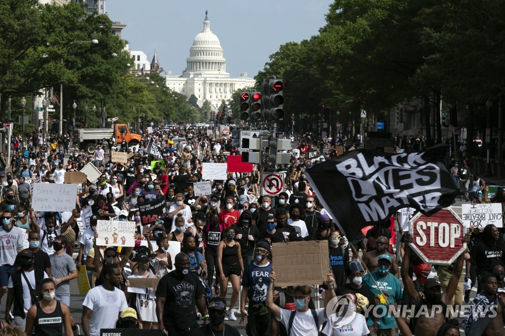 워싱턴DC 도심 행진하는 인종차별 항의 시위대
