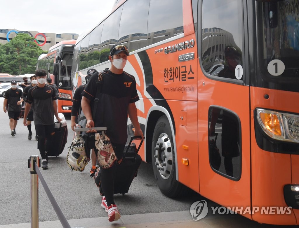 Members of the Hanwha Eagles enter Jamsil Baseball Stadium in Seoul for a Korea Baseball Organization regular season game against the Doosan Bears on Sept. 1, 2020. (Yonhap)