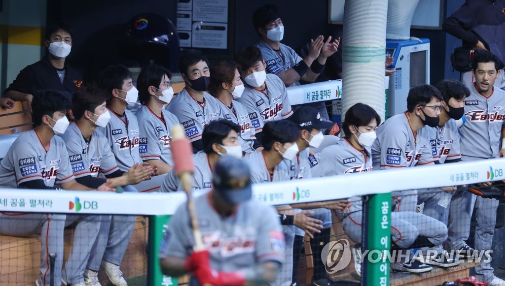 Reserves and coaches of the Hanwha Eagles watch their team play a Korea Baseball Organization regular season game against the Doosan Bears while wearing masks in the dugout at Jamsil Baseball Stadium in Seoul on Sept. 1, 2020. (Yonhap)