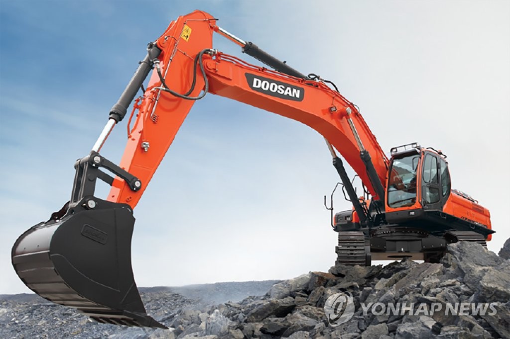 This photo provided by Doosan Infracore Co. shows its 50-ton excavator named the DX520LCA. (PHOTO NOT FOR SALE) (Yonhap)