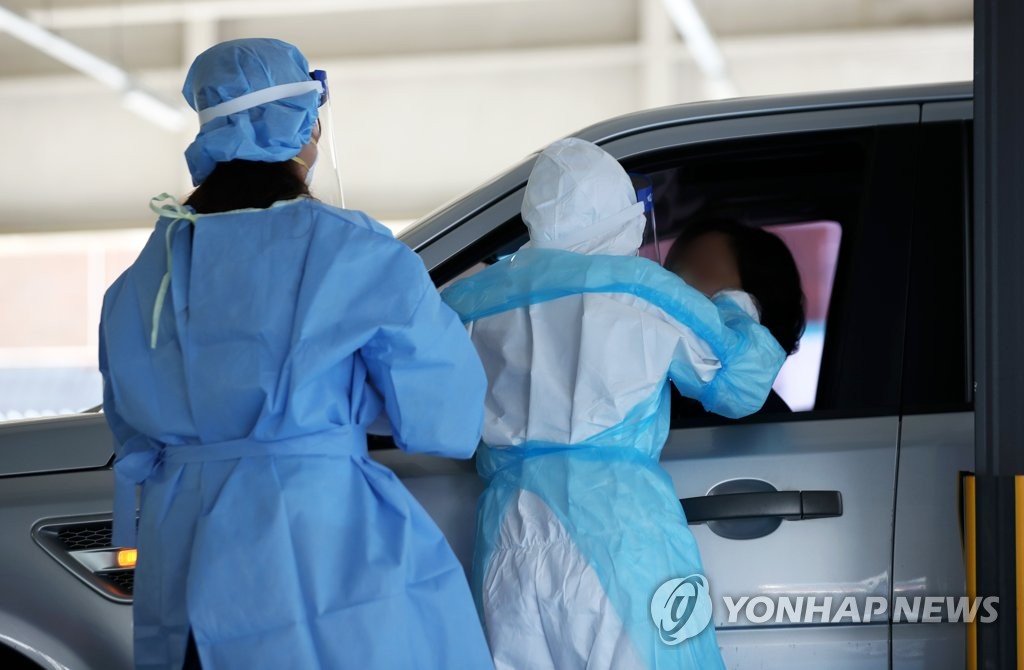 Medical workers carry out new coronavirus tests at a makeshift clinic in Gwangju, 320 kilometers south of Seoul, on Sept. 3, 2020. (Yonhap)