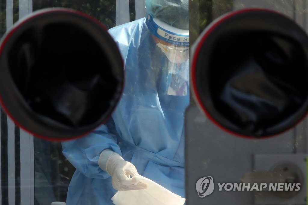 A health professional works at a screening center in the southwestern city of Gwangju on Sept. 4, 2020. (Yonhap)