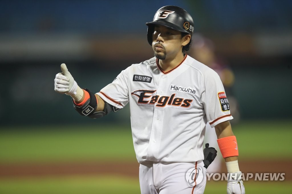 In this file photo from Sept. 4, 2020, Lee Yong-kyu of the Hanwha Eagles gives a thumbs-up after hitting an RBI single against the Kiwoom Heroes in the bottom of the fifth inning of a Korea Baseball Organization regular season game at Hanwha Life Eagles Park in Daejeon, 160 kilometers south of Seoul. (Yonhap)