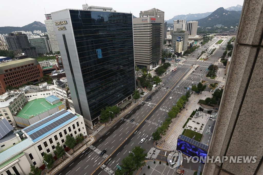 A road in central Seoul is empty on Sept. 5, 2020, after the government extended tightened social distancing guidelines for another week. (Yonhap)