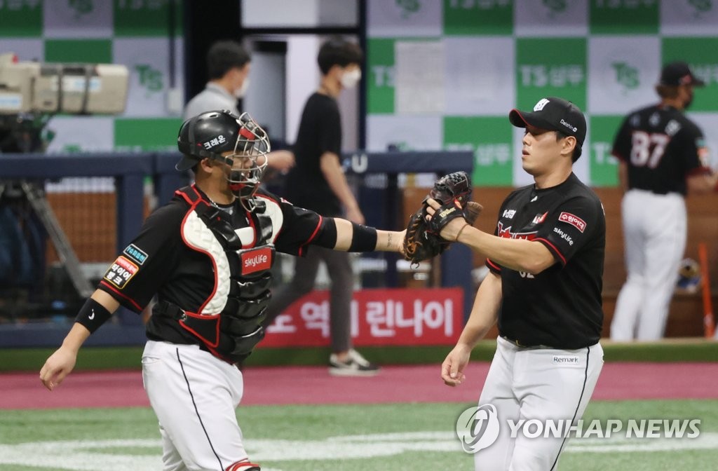 KT Wiz closer Kim Jae-yoon (R) and catcher Jang Sung-woo celebrate their 8-7 victory over the Kiwoom Heroes in a Korea Baseball Organization regular season game at Gocheok Sky Dome in Seoul on Sept. 6, 2020. (Yonhap)