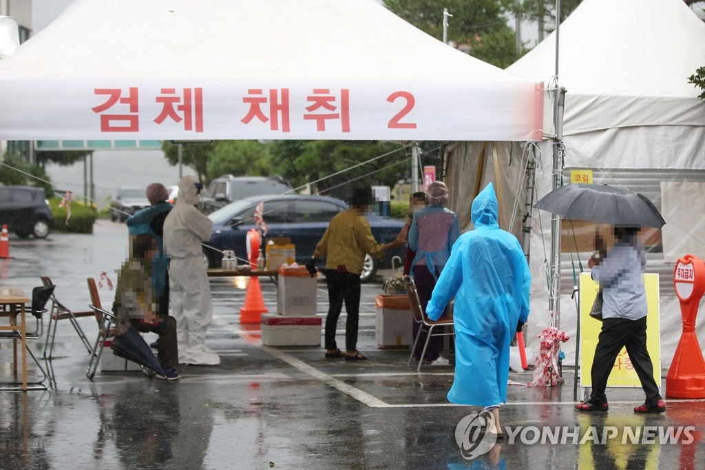 In the midst of the influence of Typhoon Haishen, people visit a state-run clinic in Gurye County, South Jeolla Province, for coronavirus tests on Sept. 7, 2020. (Yonhap)