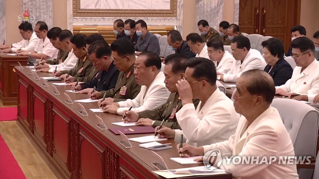김정은 주재 중앙군사위 확대회의에서 마스크를 쓴 북한 간부들
