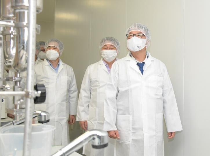 This photo, provided by the Ministry of Food and Drug Safety on Sept. 10, 2020, shows health authorities visiting a SK Bioscience plant that is in the process of developing a COVID-19 vaccine. (PHOTO NOT FOR SALE) (Yonhap)