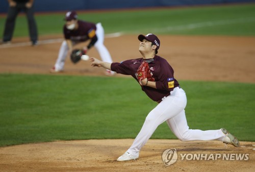 Han Hyun-hee fighting back