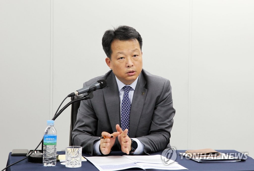 In this photo taken at the Korea Development Bank's headquarters in Seoul on Sept. 11, 2020, KDB Executive Director Choi Dae-hyun announces Asiana deal's rupture in an online media briefing. (PHOTO NOT FOR SALE) (Yonhap)