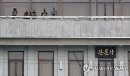 망원경으로 남측 관찰하는 북한 병사들