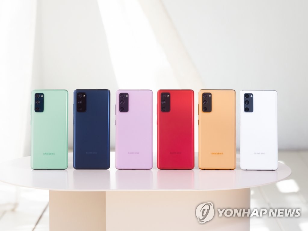 This file photo provided by Samsung Electronics Co. on Sept. 23, 2020, shows its Galaxy S20 FE smartphones, which support 5G. (PHOTO NOT FOR SALE) (Yonhap)