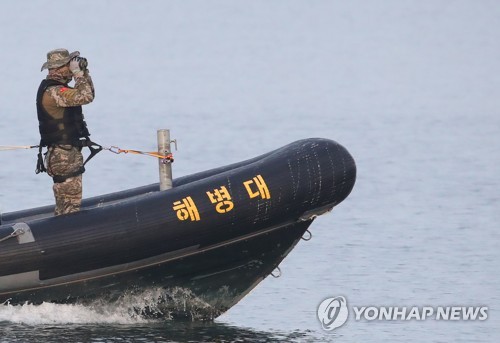 軍, 강화도 북쪽 한강서 20대 남성 구조…"대공혐의점 없어"(종합)
