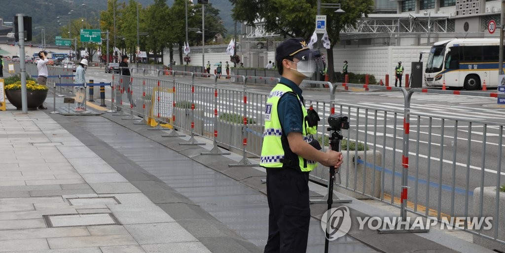Steel fences to prevent mass rallies have been set up in Gwanghwamun, central Seoul, on Sept. 29, 2020. (Yonhap)