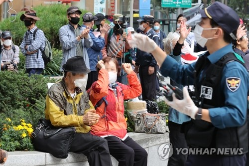 서울 도심에서 집회를 벌이는 참가자들에게 대화경찰이 해산을 권유하는 모습 [연합뉴스 자료사진]