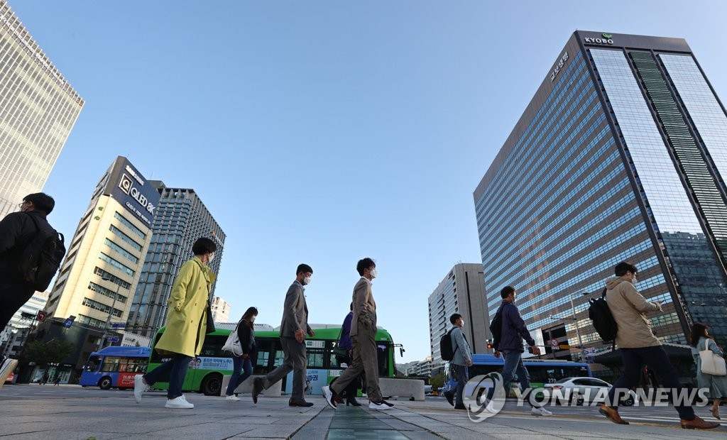 People cross a street in Gwanghwamun, central Seoul, on Oct. 5, 2020. (Yonhap)