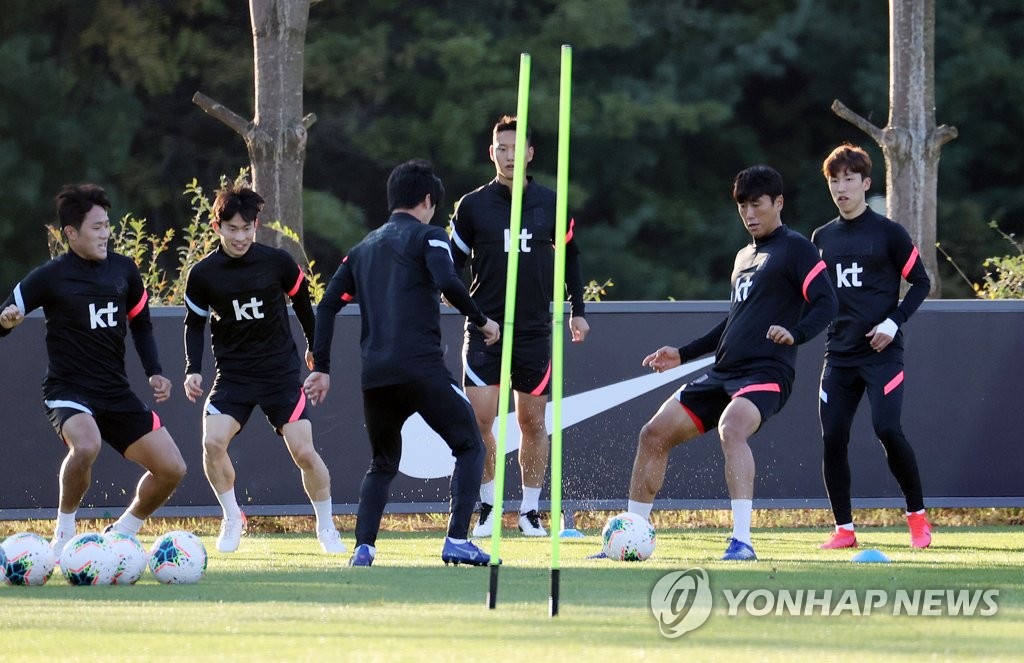 Members of the South Korean men's senior national football team train at the National Football Center in Paju, Gyeonggi Province, on Oct. 8, 2020, ahead of two exhibition matches against the under-23 men's national team. (Yonhap)