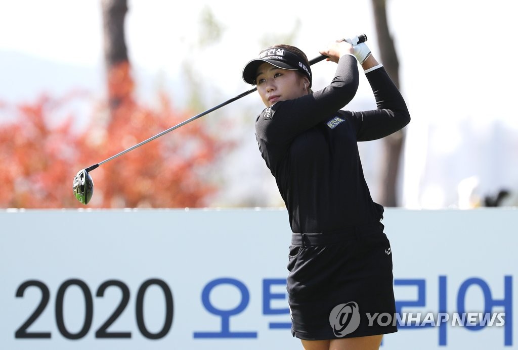 In this file photo from Oct. 9, 2020, Lee Jeong-eun of South Korea watches her tee shot on the first hole during the second round of the Autech Carrier Championship on the Korea Ladies Professional Golf Association Tour at Sejong Field Golf Club in Sejong, 120 kilometers south of Seoul. (Yonhap)