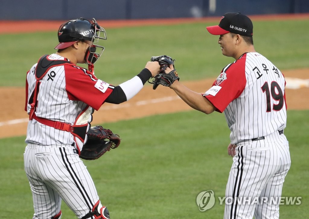 The LG Twins' closer Go Woo-suk (R) bumps fists with his catcher Lee Sung-woo after finishing off a 7-3 victory over the NC Dinos in a Korea Baseball Organization regular season game at Jamsil Baseball Stadium in Seoul on Oct. 11, 2020. (Yonhap)