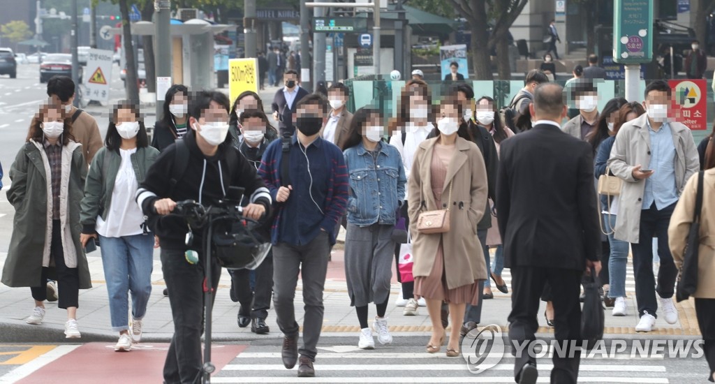 社会的距離の確保のレベルが第１段階に引き下げられた１２日のソウル市内の様子＝（聯合ニュース）