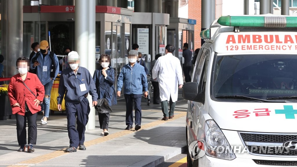 People wearing face masks walk at Seoul National University Hospital on Oct. 13, 2020, as the government began the same day to require people to wear masks on public transportation and at medical facilities and rallies as an infection prevention measure against the novel coronavirus. Violators can be fined starting in November after a monthlong grace period. (Yonhap)