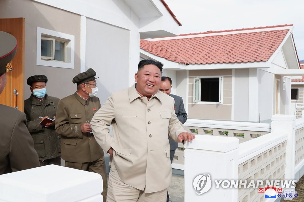North Korean leader Kim Jong-un inspects typhoon-hit towns of the country's eastern province in this photo disclosed by the Korean Central News Agency on Oct. 15, 2020. (For Use Only in the Republic of Korea. No Redistribution) (Yonhap)