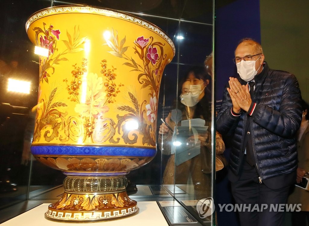Ambassadeur de France : le vase de Salamine est le «symbole d'un investissement dans l'avenir de la Corée»