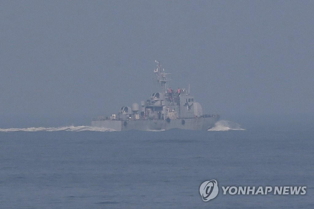 El 19 de octubre de 2020, un barco de la Armada surcoreana realiza una búsqueda del cadáver del funcionario de pesca surcoreano que fue asesinado a tiros por las tropas norcoreanas el mes pasado, en aguas frente a la isla fronteriza occidental de Yeonpyeong. (Fotografía proporcionada por el cuerpo de prensa. Prohibida su reventa y archivo)