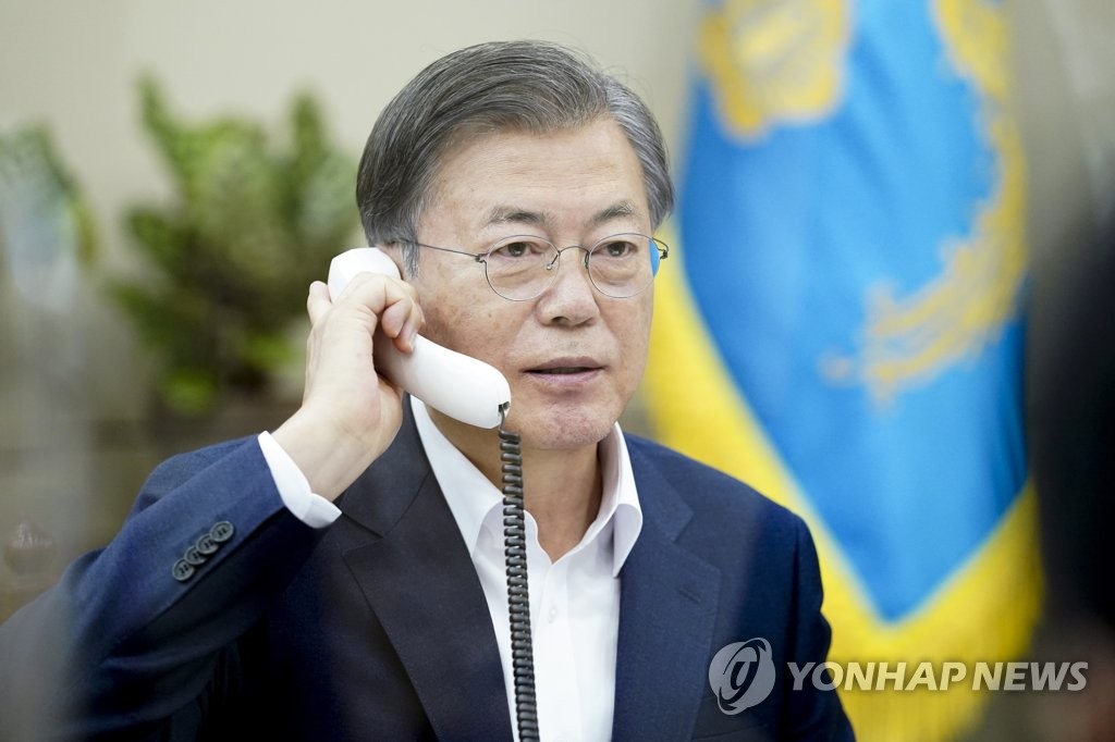 This photo, taken on Oct. 20, 2020, and provided by Cheong Wa Dae, shows President Moon Jae-in speaking by telephone with Luxembourg Prime Minister Xavier Bettel, requesting support for Korean Trade Minister Yoo Myung-hee's bid to become the director general of the World Trade Organization, at the presidential office in Seoul. (PHOTO NOT FOR SALE) (Yonhap)