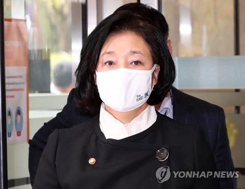 Minister Park Young-sun, who concluded her condolences to the late President Lee Kun-hee