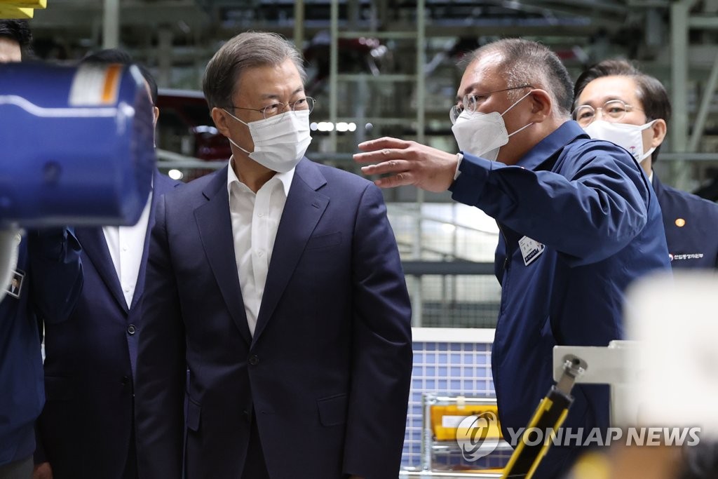 President Moon Jae-in (L) visits a manufacturing plant of Hyundai Motor Co. in Ulsan, 415 kilometers southeast of Seoul, on Oct. 30, 2020, as part of a series of tours of key sectors of the government's New Deal initiative, accompanied by Hyundai Motor Group chief Chung Euisun (2nd from R). (Yonhap) 