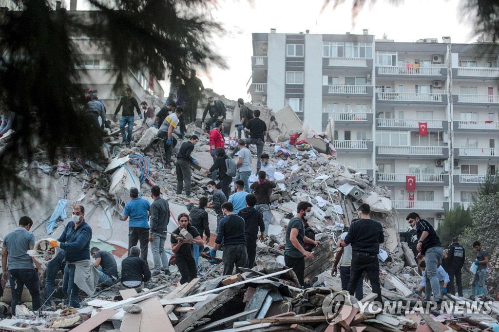 지진 강타한 터키 이즈미르의 건물 붕괴 현장
