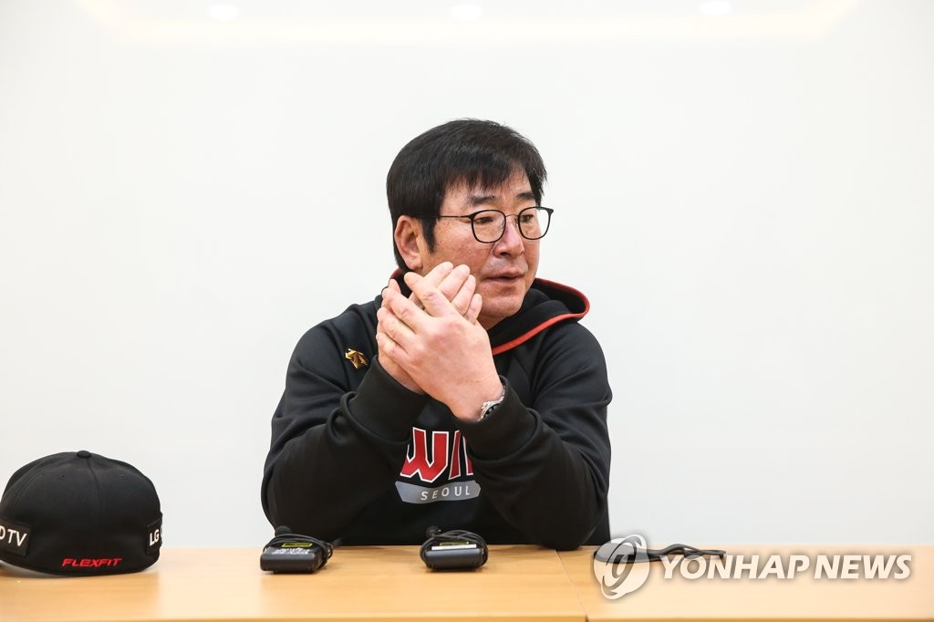 LG Twins manager Ryu Joong-il speaks to reporters ahead of a Korea Baseball Organization Wild Card game against the Kiwoom Heroes at Jamsil Baseball Stadium in Seoul on Nov. 1, 2020. (Yonhap)