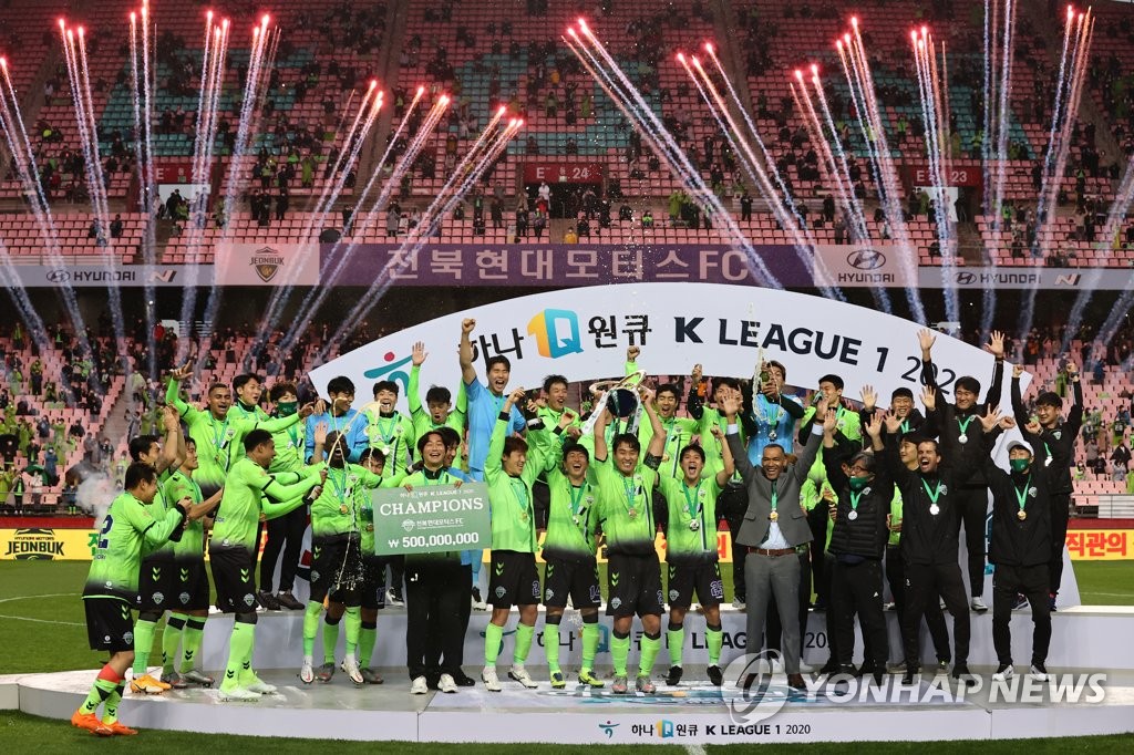Members of Jeonbuk Hyundai Motors celebrate their 2020 K League 1 championship in a ceremony at Jeonju World Cup Stadium in Jeonju, 240 kilometers south of Seoul, on Nov. 1, 2020. (Yonhap)