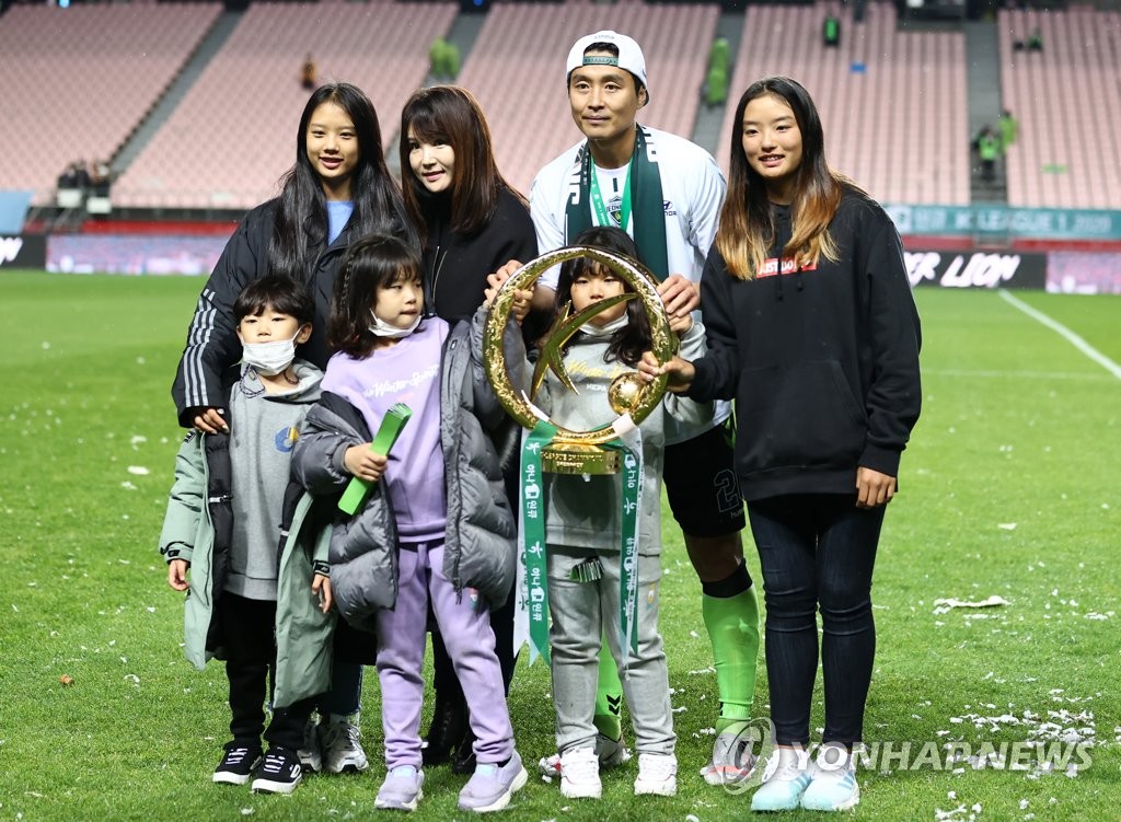 Lee Dong-gook of Jeonbuk Hyundai Motors (C) poses with his wife and five children during his retirement ceremony at Jeonju World Cup Stadium in Jeonju, 240 kilometers south of Seoul, on Nov. 1, 2020. (Yonhap)