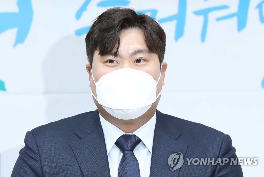 Ryu Hyun-jin of the Toronto Blue Jays speaks at a press conference at the headquarters of the National Human Rights Commission (NHRC) in Seoul on Nov. 3, 2020. Ryu is an honorary ambassador for athletes' human rights for the NHRC. (Yonhap)