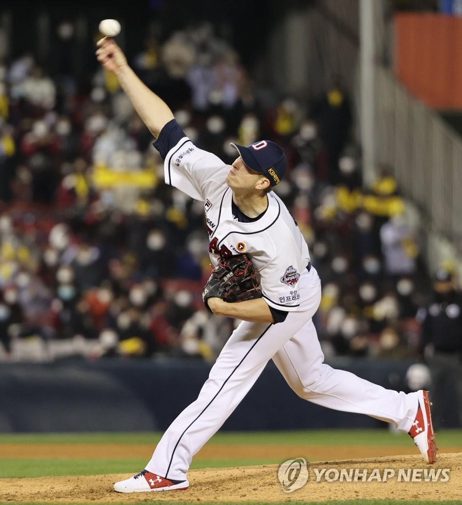 Chris Flexen of the Doosan Bears pitches against the LG Twins in Game 1 of the Korea Baseball Organization first-round playoff series at Jamsil Baseball Stadium in Seoul on Nov. 4, 2020. (Yonhap)