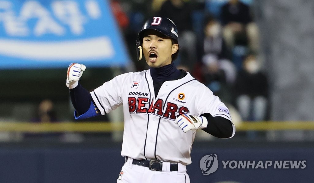 Oh Jae-won of the Doosan Bears celebrates his RBI double against the LG Twins in the bottom of the fourth inning of Game 1 of the Korea Baseball Organization first-round playoff series at Jamsil Baseball Stadium in Seoul on Nov. 4, 2020. (Yonhap)