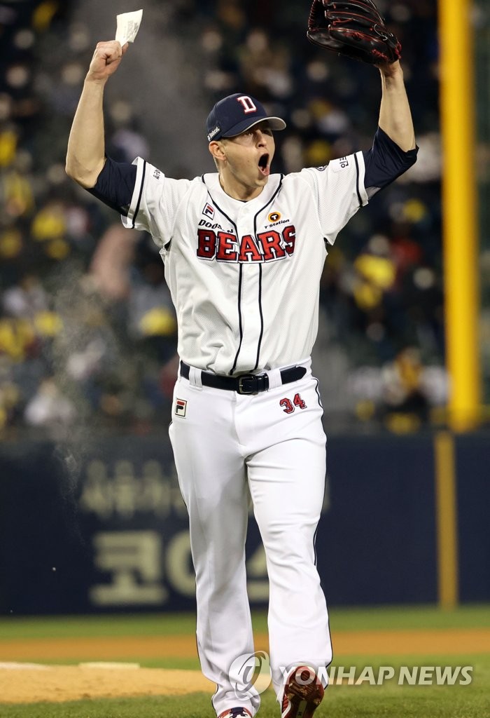 Chris Flexen of the Doosan Bears fires up the crowd after completing the top of the sixth inning of Game 1 of the Korea Baseball Organization first-round playoff series against the LG Twins at Jamsil Baseball Stadium in Seoul on Nov. 4, 2020. (Yonhap)