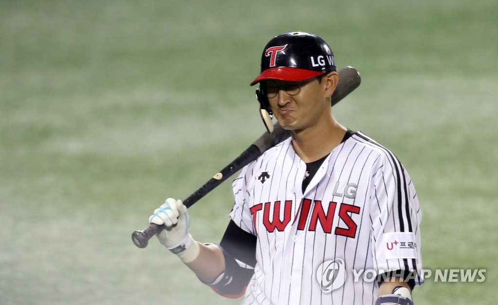 Park Yong-taik of the LG Twins returns to the dugout after hitting a pop fly against the Doosan Bears during the bottom of the eighth inning of Game 2 of the Korea Baseball Organization first-round playoff series at Jamsil Baseball Stadium in Seoul on Nov. 5, 2020. (Yonhap)