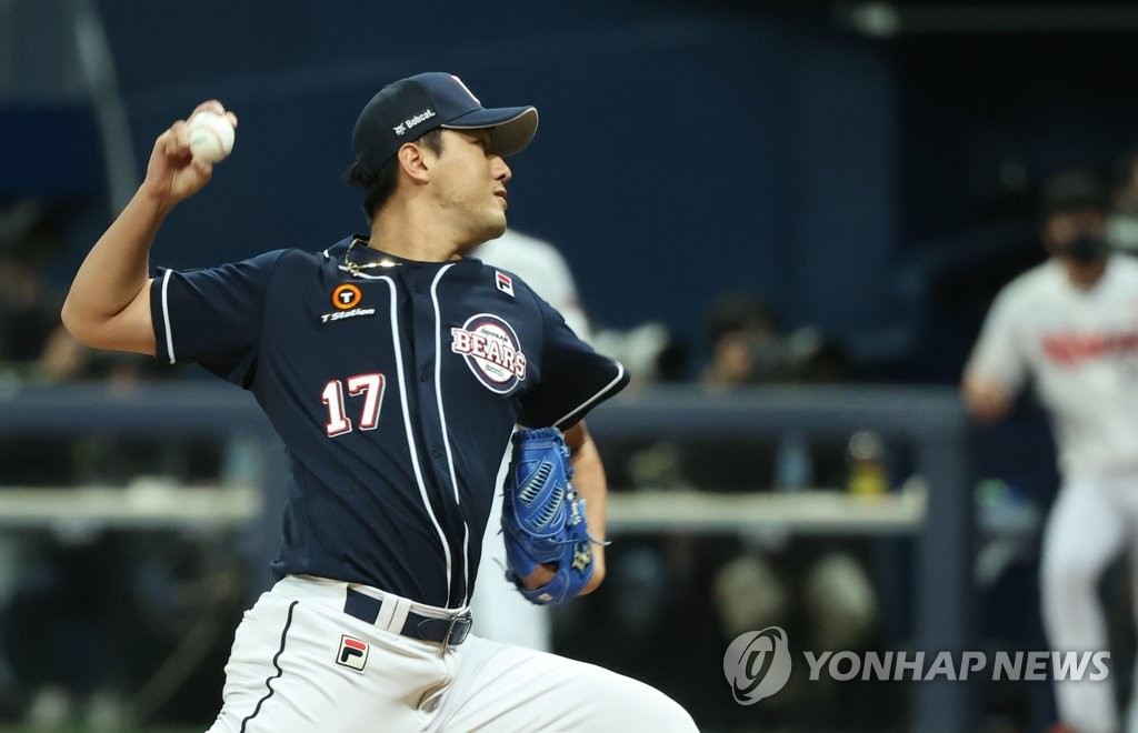 Hong Geon-hui of the Doosan Bears pitches against the KT Wiz in the bottom of the sixth inning of Game 2 of the Korea Baseball Organization second-round postseason series at Gocheok Sky Dome in Seoul on Nov. 10, 2020. (Yonhap)