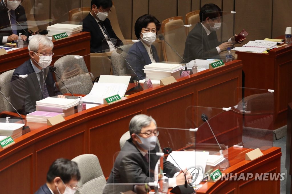 최재형 감사원장 답변 지켜보는 추미애 법무부 장관 | 연합뉴스