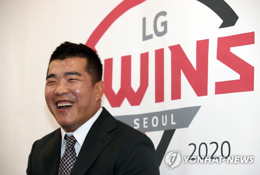 Former LG Twins second baseman Jeong Keun-woo smiles during his retirement press conference at Jamsil Baseball Stadium in Seoul on Nov. 11, 2020. (Yonhap)